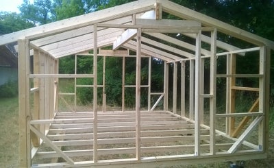 Tømmer, 20 m2 hytte / anneks / udhus konstruktion. Som skelet rammer + gulvbjælker + spær.
Usamlet r