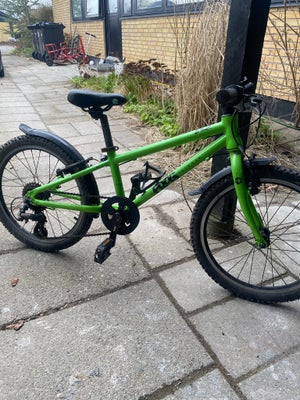 Unisex børnecykel, mountainbike, Frog 52, 20 tommer hjul, 8 gear, Letvægts børnecykel. 
Der er monte