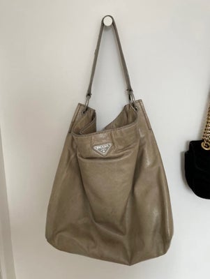 Skuldertaske, Prada, læder, Sælger denne smukke Prada taske- der kan være en computer i den så den e