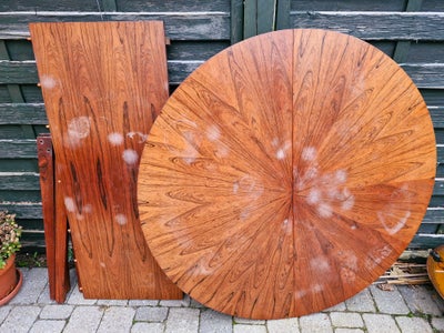 Spisebord, Dansk designet rundt spisebord I teaktræ / palisander. Bordet måler 115 cm i diameter og 