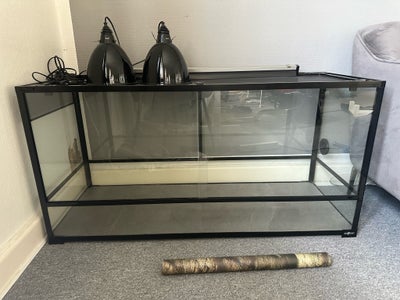 Terrarium, b: 120 d: 45 h: 60, Medfølger:
- Varmelampe
- Uvb lampe
- Lampe med lys
- Papir baggrund 