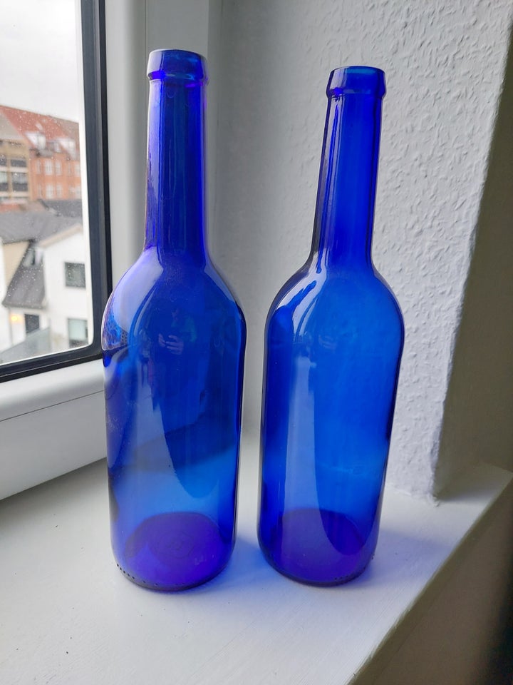 2 kobolt blå glasflasker, John Harvey