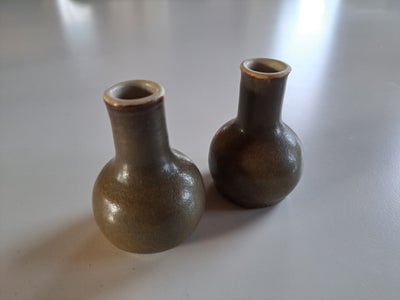 Keramik, Vaser, Mobach, To flotte mindre keramik-vaser. Mobach i Holland. Fin stand. Pris per styk