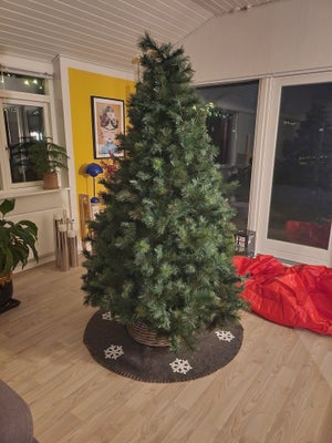 Kunstigt juletræ, Kunstigt juletræ sælges.
Det er 210cm højt. Træet består af fod, stamme, løse gren