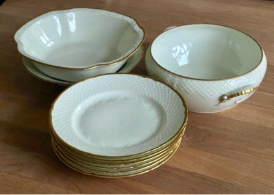 Porcelæn, Tallerkner, Aakjær Bing & Grøndahl, Creme med guldkant
6 frokosttallerkner - 21 cm - 50 kr