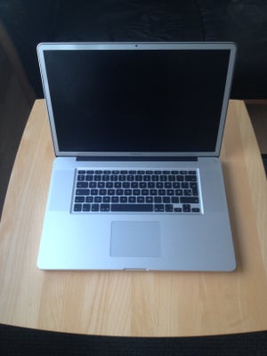 MacBook Pro, core i7, 17" 2011, 2,4 GHz, 8 GB ram, Perfekt, med 256 GB SSD. 

Batteriet er i god sta