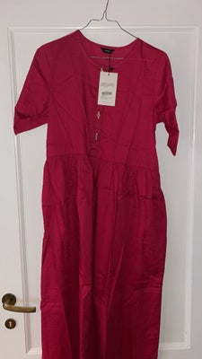 Blusekjole, Sapphire , str. S, Helt ny pink kjole fra Sapphires nyeste kollektion.
Købt til 400kr
St