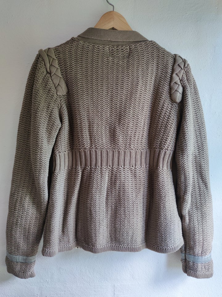 Cardigan, Minus, str. 40