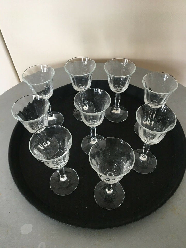 Glas, 4 cognac glas og karaffel, og 4 rødvinsglas på sort fod