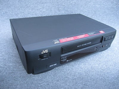 VHS videomaskine, JVC, HR-J240, Perfekt, 

- Sort,
- NTSC playback,
- 2 x Scart-stik,
- Afspiller fi