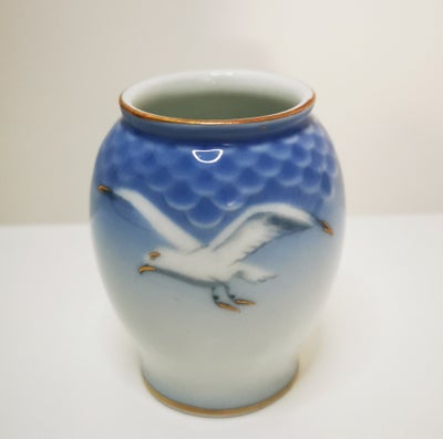 Porcelæn, Diverse dele, Diverse dele - Mågestel MED GULDKANT

Vase  H 7 cm  125 kr
Vase  H 7 cm  100