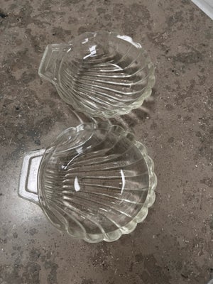 Glas, Muslinge glasskål, 2 små glas skåle 
Formet som en musling
D:10
L:11,5
Stk pris 45kr
Fine til 