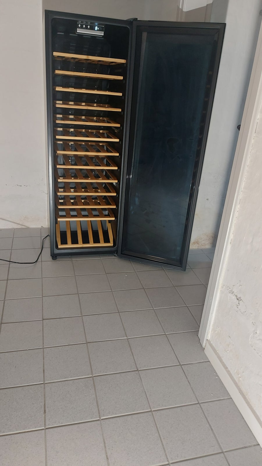 Næsten nyt vinkøleskab
