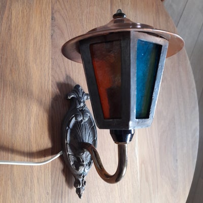 Væglampe, retro, Smedejerns lampe med farvet glas Retro væglampe af kobber og glas i mørk rødt og gr