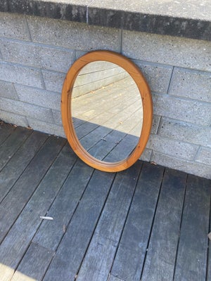 Anden type spejl, b: 58 h: 78, Vintage ovalt entrespejl i massiv fyrretræsramme fra  ca.1970erne.
Ti
