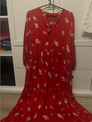 Sommerkjole, ONLY, str. L,  Rød og hvid,  God men brugt, Klassisk rød blomstret kjole, med rød inder