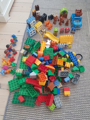 Lego Duplo, 
Mennesker, dyr, blomster, biler, byg et hus osv.
Alt kan ses på billederne....
Diverse 