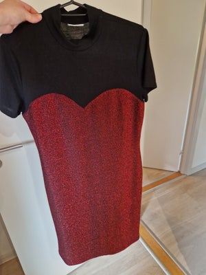 Cocktailkjole, Noisy may, str. L,  Rød/sort,  Næsten som ny, Super flot kjole med sort stof omkring 