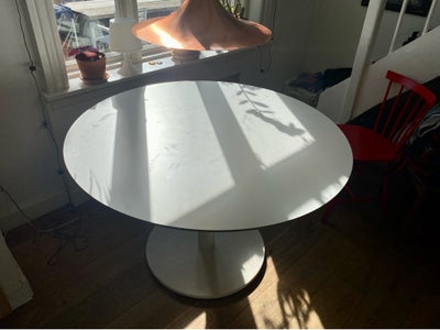 Spisebord, b: 117, Flot og robust hvidt spisebord sælges. Højden er 117 cm. Mærket er ukendt. 