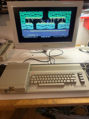 Commodore 64 , andet, Rimelig, Commodore 64 med 1541-II diskette station.
Maskiner og strømforsyning