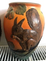 Vase med egern, Ipsens Enke