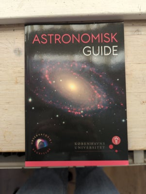 Astronomisk guide, Ukendt, år 2020, Sælger denne denne astronomiske bog til at guide med.

Kan sende