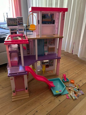 Barbie, Flot Barbie dreamhouse, som ikke bliver brugt længere.
Stort set samtlige tilbehør medfølger