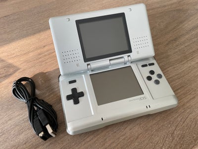 Nintendo DS, NTR-001, SOLGT

Den første originale udgave af DS, der både er i stand til at spille DS