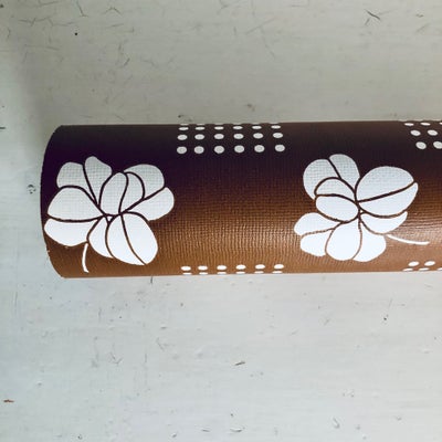Tapet rulle, Tapet rulle fra de gamle brune dage :)

Bredde 53,5 cm
Længde - en hel rulle ca.

Kan h