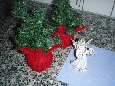 engel juletræer, 2 stk juletræer ca 16 cm højde samlet 10 kr
juleengel 25kr

