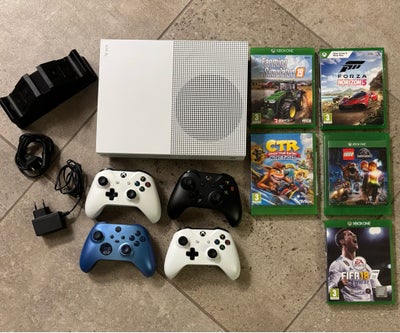 Xbox One S, Tilbehør medfølger, God, Rigtig fin Xbox One sælges. Der medfølger 4 controller, 2 x gen