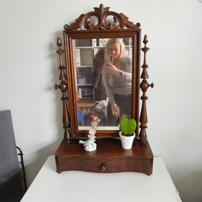 Bordspejl, Gammelt bord spejl 
44x17 cm og 72 cm højt 
Har patina
150 kr