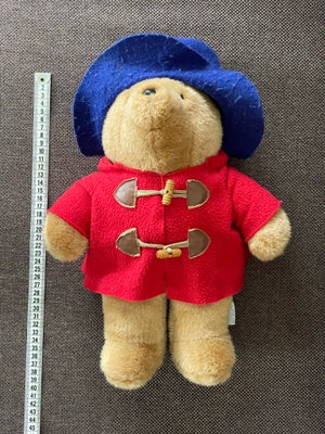 Paddington, Rigtig fin Paddington bamse i blød plys. Hatten er løs i den ene side, som det ses på fo