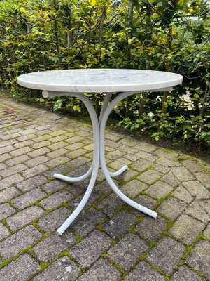 Spisebord, Lille rundt Spisebord med stel i hvidlakeret stål og bordplade i imiteret marmor.
Pæn sta