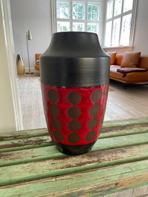 Keramik, West Germany gulvvase (39cm), Flot West Germany vase i sort og rød nuance med sorte prikker