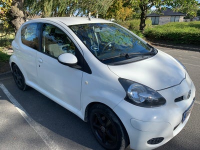 Toyota Aygo, 1,0, Benzin, 2011, km 178000, hvid, nysynet, klimaanlæg, aircondition, ABS, airbag, 5-d