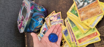 Samlekort, Pokemon, Over 60+ pokemon kort m/ flere glimmer kort.
Plus brik.
Dåse.

100+ Magic, the g