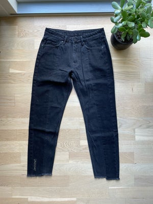 Jeans, 2NDDAY, str. 26,  Næsten som ny, 2NDDAY sorte bukser med broderet logo ved højre ankel og fry