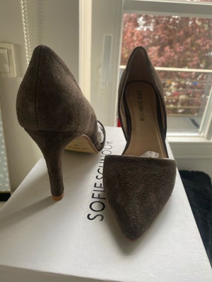 Pumps, str. 36, Sofie schnoor, HELT NYE smukke pumps fra Sofie Shnoor i ruskind. Farven hedder mud o