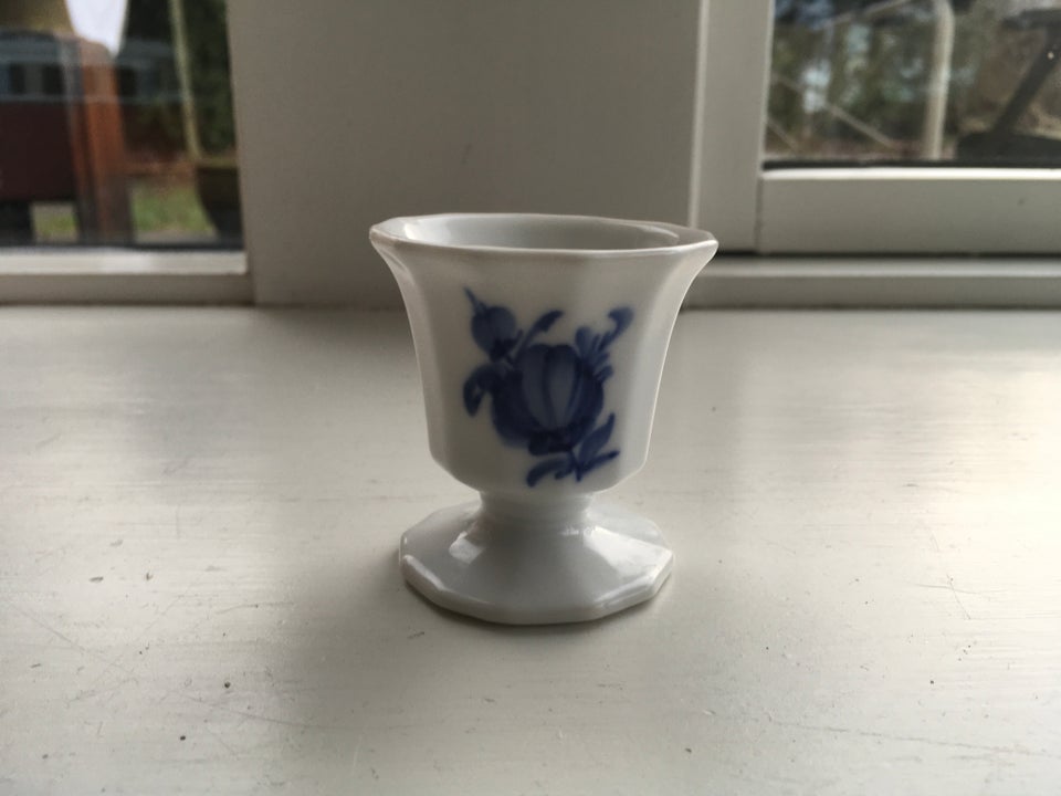 Kgl. porcelæns æggebæger, Porcelæn