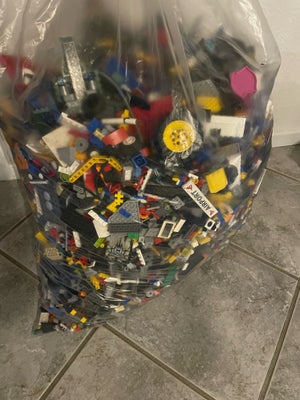 Lego blandet, Kæmpe skraldesæk fyldt med 17-18 kg rent blandet lego. Mest nyerere lego. Ingen figure