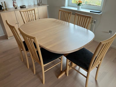 Spisebord m/stole, Bord 154x105cm + 2 plader 49cm. Inkl. 6 stole.
Med brugsridser.