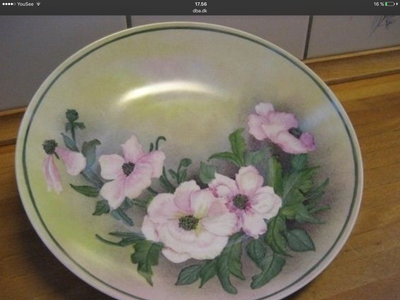 Porcelæn Håndmalet Fad med Lyserød Blomster Pynt , Måler 27 x 27 cm., Gaveide : Ældre Rund Porcelæns