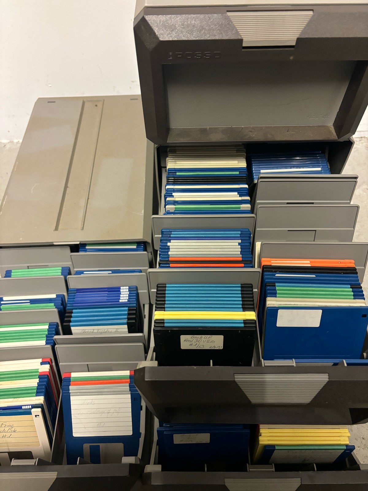 Store Diskbokse med Amiga 500 disketter, spillekonsol