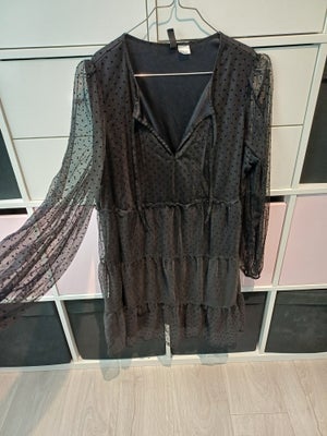 Festkjole, H&M, str. M,  Sort,  Polyester,  Næsten som ny, Super flot sort kjole med prikker og små 