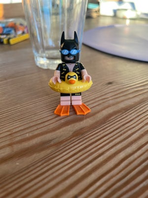 Lego Minifigures, 71017, THE LEGO BATMAN MOVIE minifigur
Vacation batman
god stand
Batman med baderi