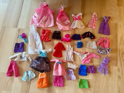 Barbie, Tøj, Tøjpakke: kjoler, bukser, nederdele, bluser, jakker. Sælges samlet. Køber betaler porto