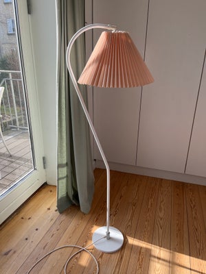 Standerlampe, Super fin stander lampe med spørgsmålstegn-formet stel. Giver afdæmpet hyggelig belysn