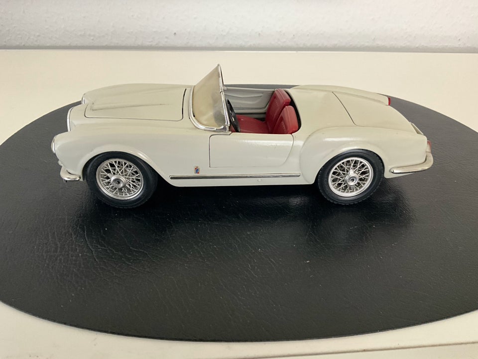 Modelbil, Bburago Lancia Aurelia B24 Spider 1955, skala 1 :