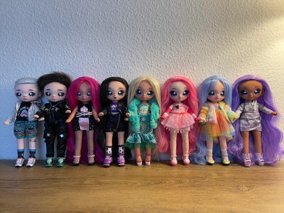 Barbie, Na Na Na Surprise Teens, Na Na Na Surprise Teens samling sælges. Der er 8 dukker i alt og de